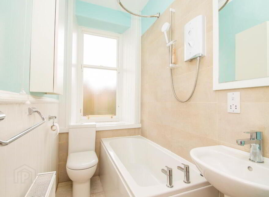 4/4 Kinghorn Place, Edinburgh, EH6 4BN