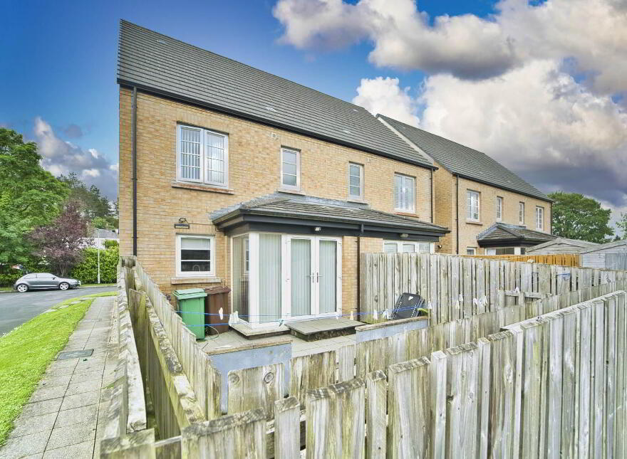 10 Eaton Court, Dunmurry, Belfast, BT17 9FT