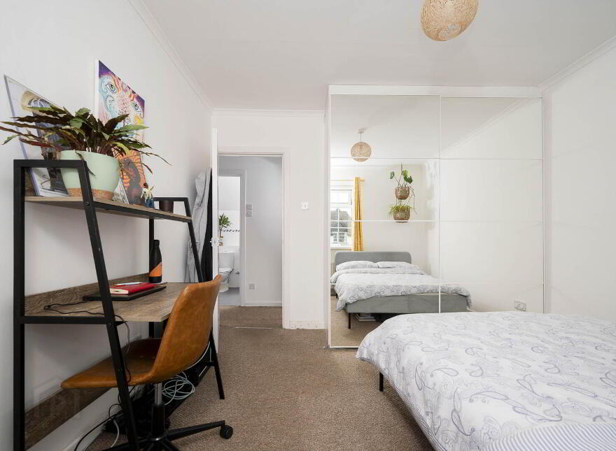 10 Hollymount Court, Belfast, BT10 0HA
