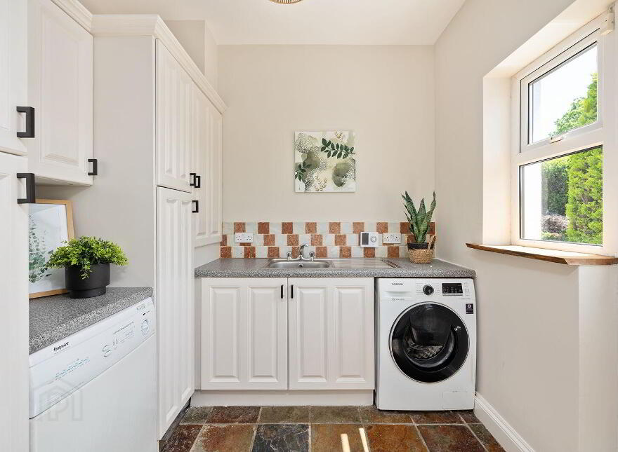 Ovidstown, Donadea, W91Y5A0