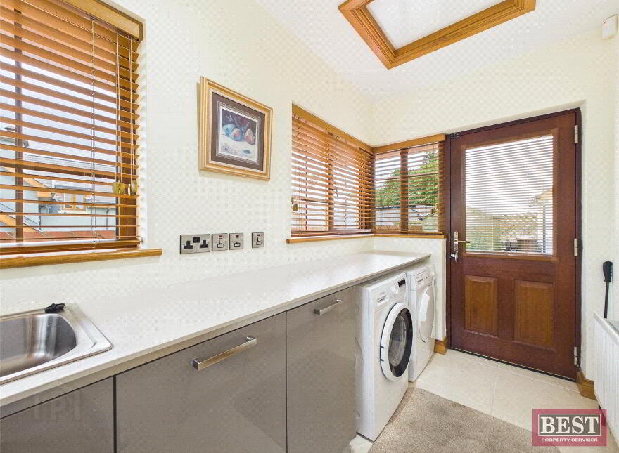 8 Rathdallan, Warrenpoint, Newry, BT34 3UQ