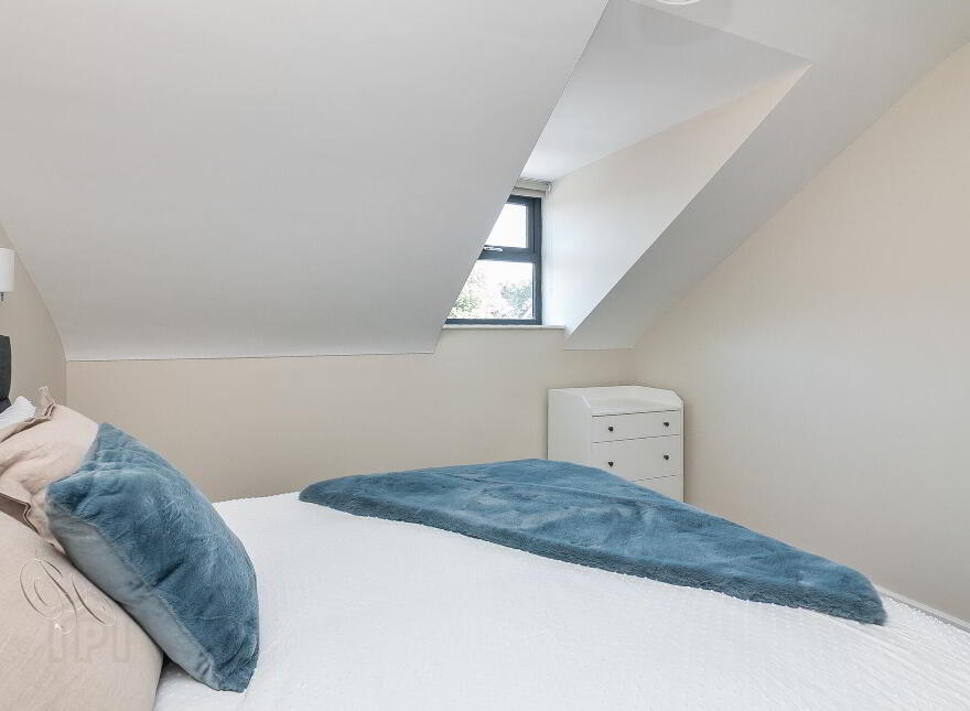 Apt 3, 537a Lisburn Road, Belfast, BT9 7GQ