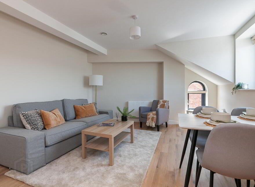 Apt 3, 537a Lisburn Road, Belfast, BT9 7GQ