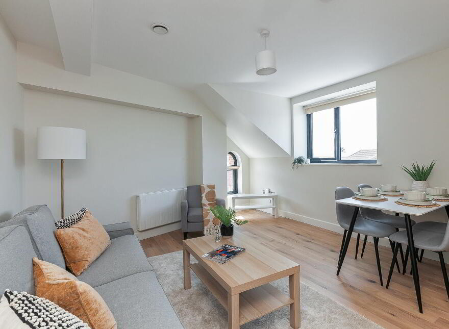 Apt 3, 537a Lisburn Road, Belfast, BT9 7GQ