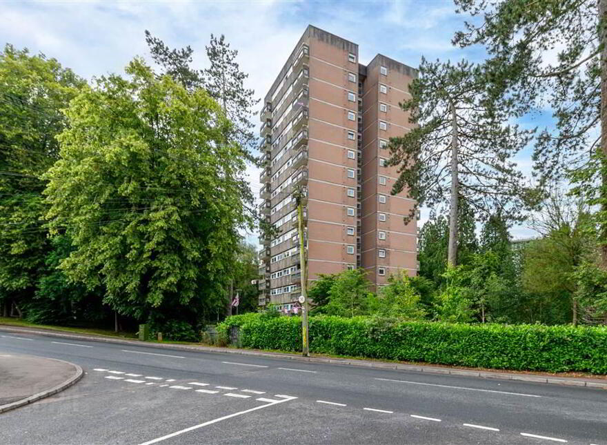 8c Parkdale House, Dunmurry, Belfast, BT17 9DA