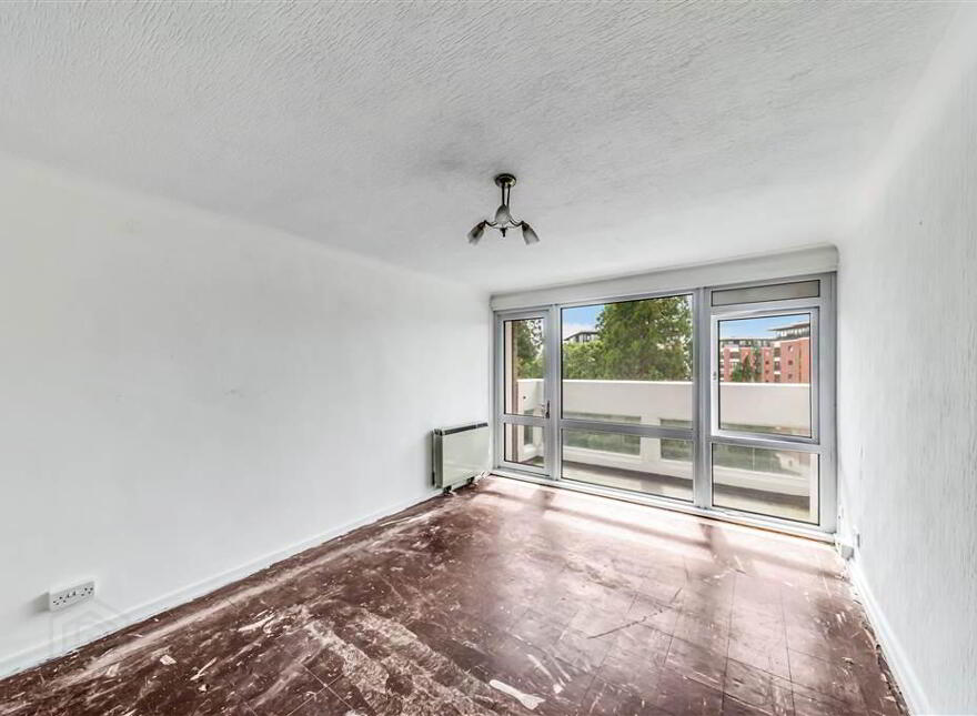 8c Parkdale House, Dunmurry, Belfast, BT17 9DA