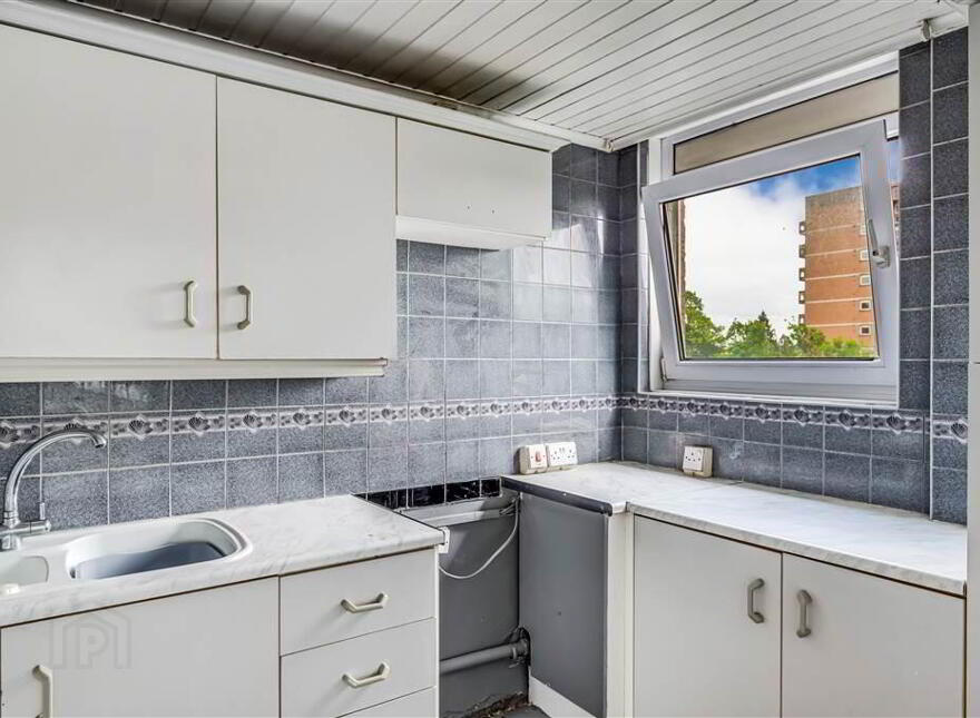 8c Parkdale House, Dunmurry, Belfast, BT17 9DA
