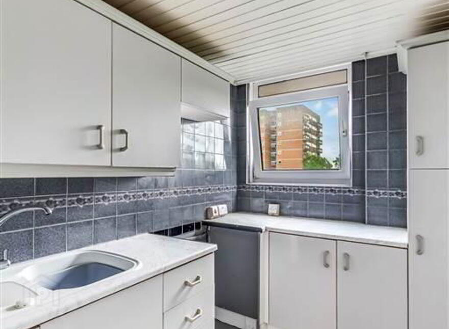 8c Parkdale House, Dunmurry, Belfast, BT17 9DA