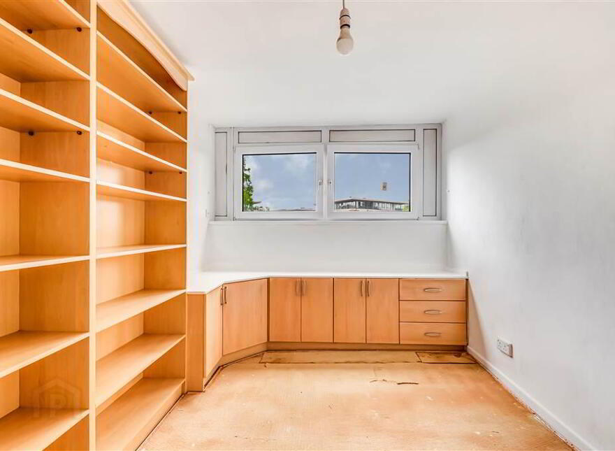 8c Parkdale House, Dunmurry, Belfast, BT17 9DA