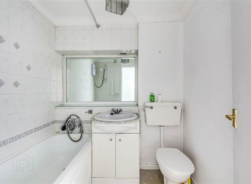 8c Parkdale House, Dunmurry, Belfast, BT17 9DA
