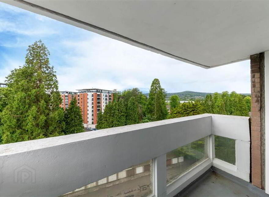 8c Parkdale House, Dunmurry, Belfast, BT17 9DA