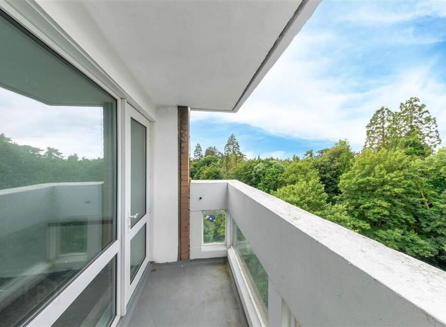 8c Parkdale House, Dunmurry, Belfast, BT17 9DA