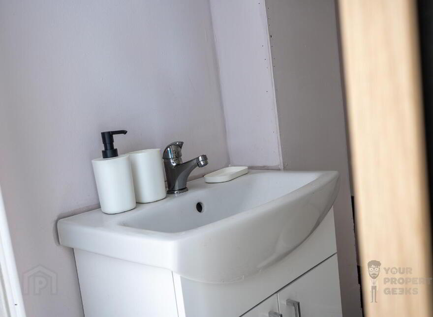 Room 2, 5 Willowbank Gardens, Belfast, BT15 5AH