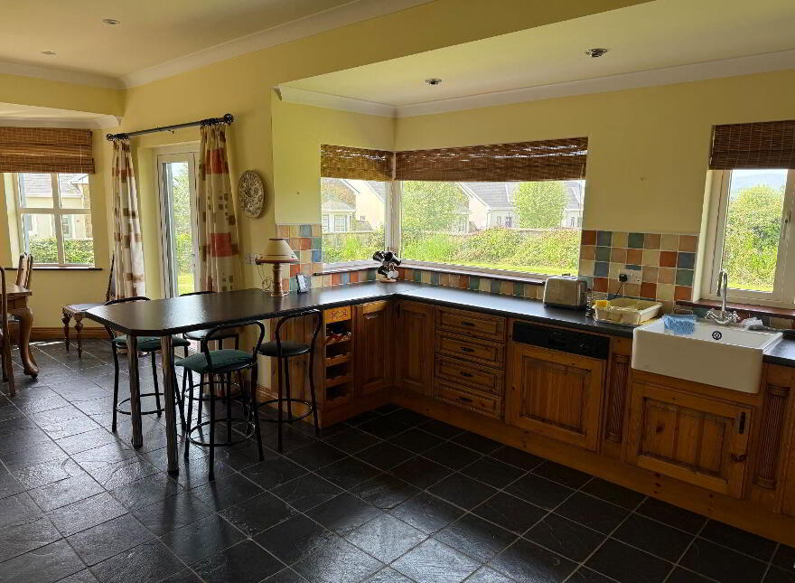 19 Ard Na Mara, Dingle, V92F578