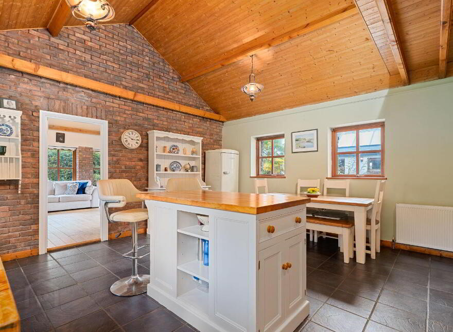 Kiseeti, Ballea Hill, Carrigaline, P43CN19