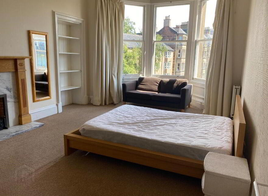 109 Warrender Park Road, Marchmont, Edinburgh, EH9 1EN