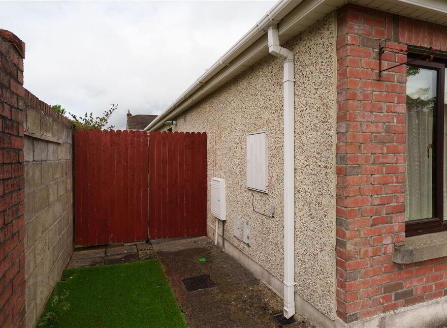 1 The Grove, Liffey Hall, Newbridge, W12TW28