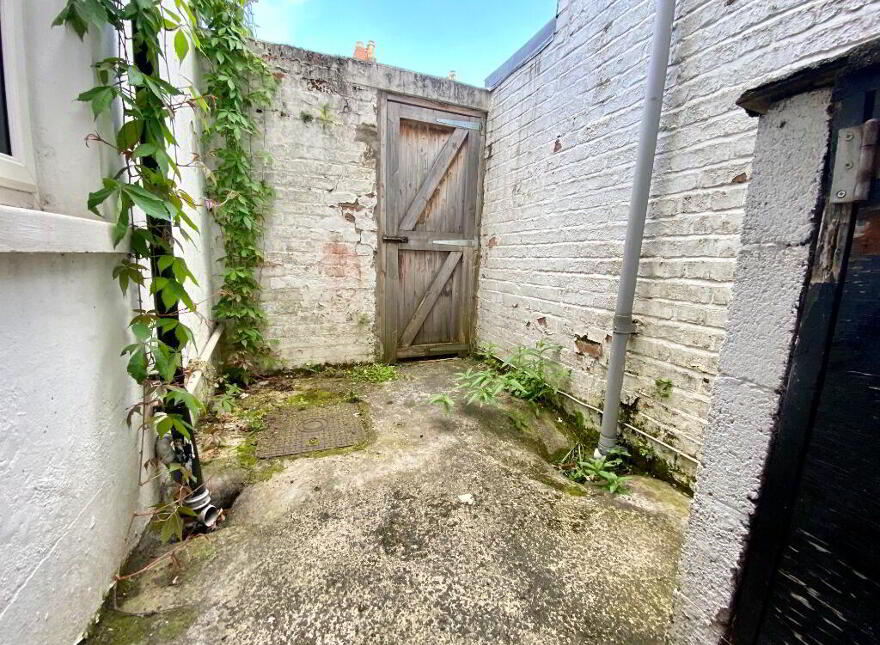 6 Sandhurst Gardens, Belfast, BT9 5AW