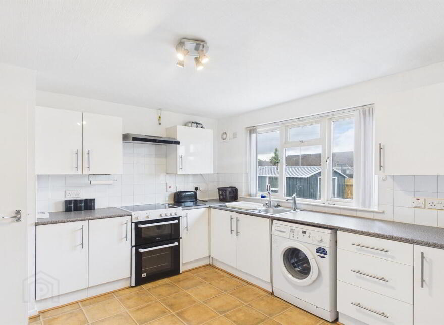 33 Archdale Drive, Belfast, BT8 7RF