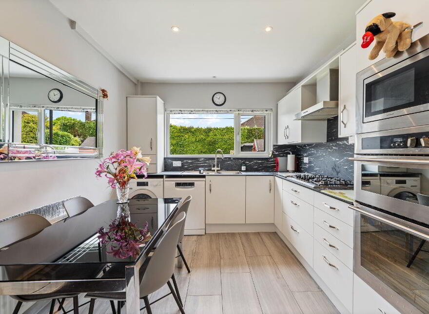 15 Ardmanning Lawn, The Lough, T12E2F1