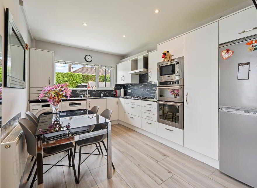 15 Ardmanning Lawn, The Lough, T12E2F1