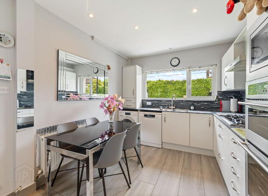15 Ardmanning Lawn, The Lough, T12E2F1