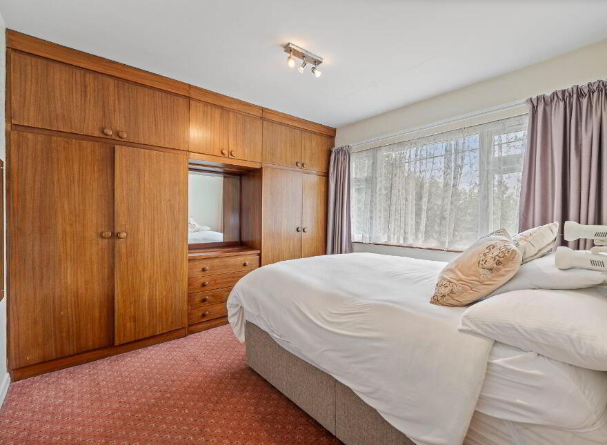 15 Ardmanning Lawn, The Lough, T12E2F1