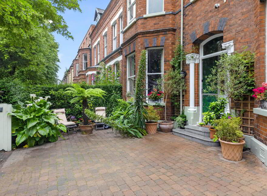 21 Wellington Park, Belfast, BT9 6DL