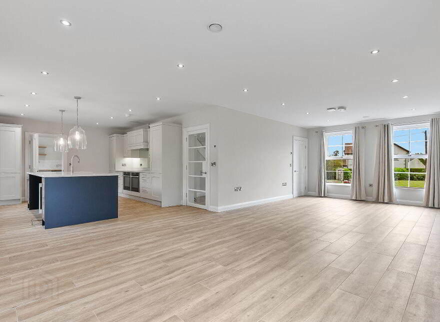 102 Lough Road, Lisburn, BT27 6TT