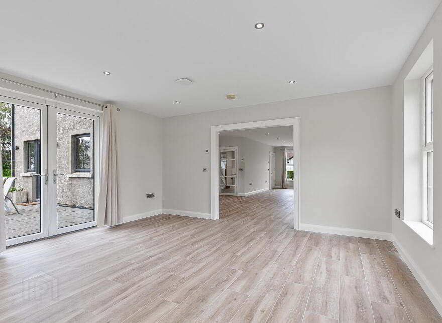 102 Lough Road, Lisburn, BT27 6TT