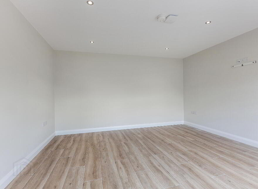 102 Lough Road, Lisburn, BT27 6TT