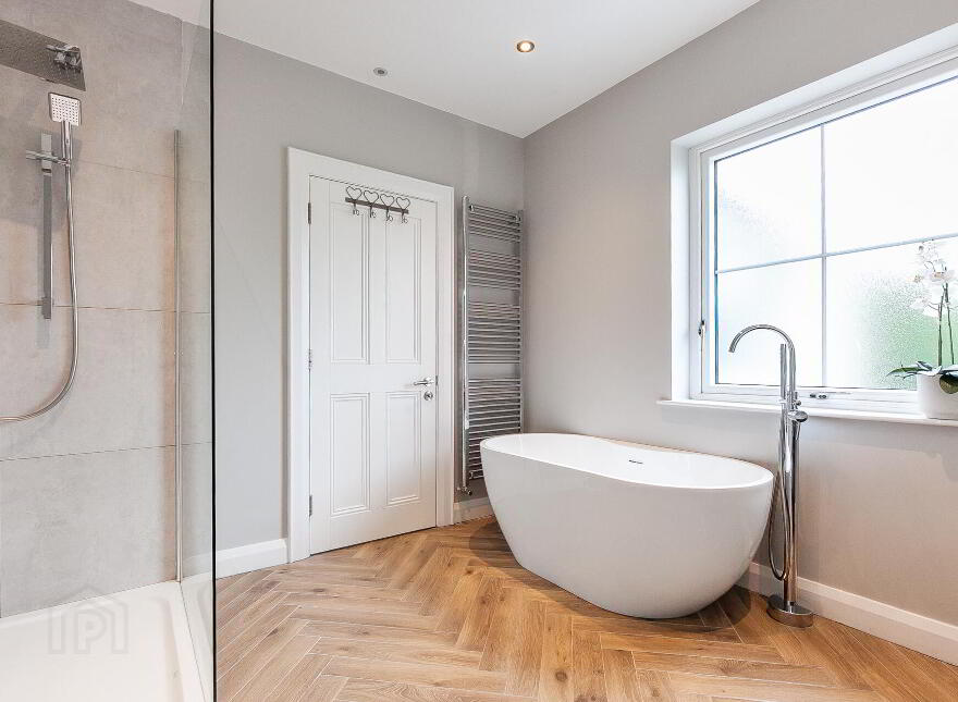 102 Lough Road, Lisburn, BT27 6TT