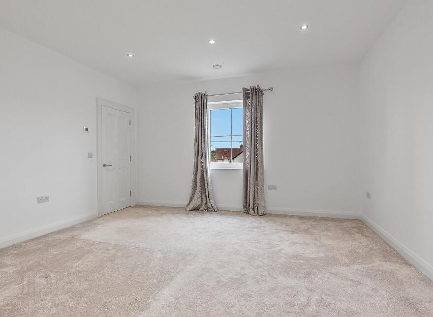 102 Lough Road, Lisburn, BT27 6TT