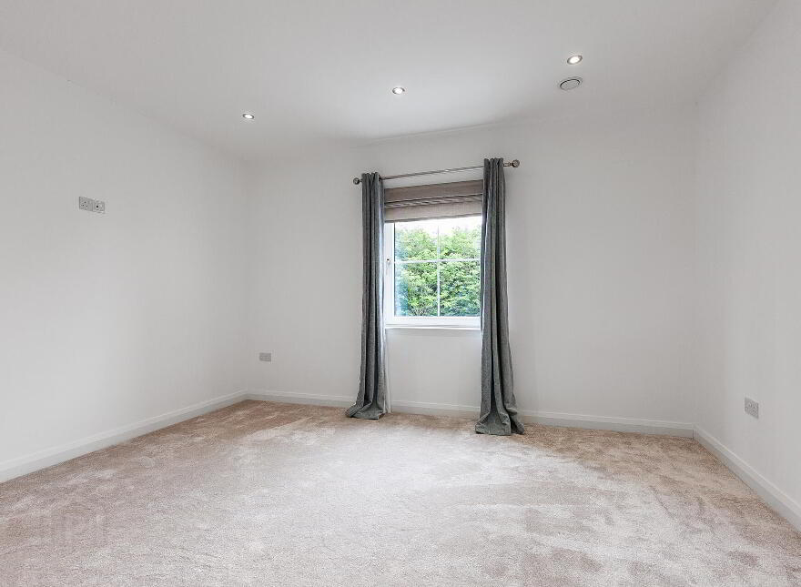 102 Lough Road, Lisburn, BT27 6TT