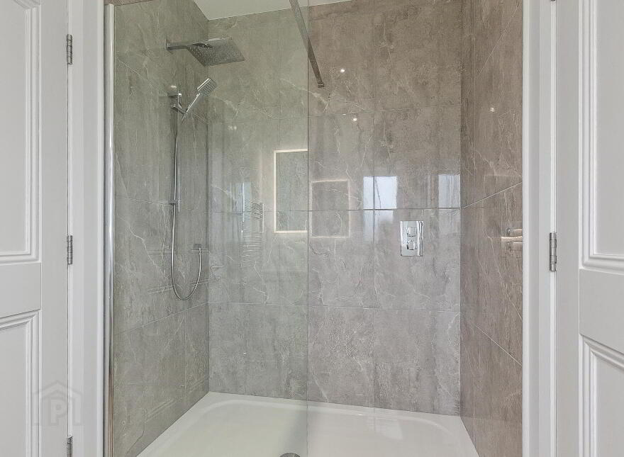 102 Lough Road, Lisburn, BT27 6TT