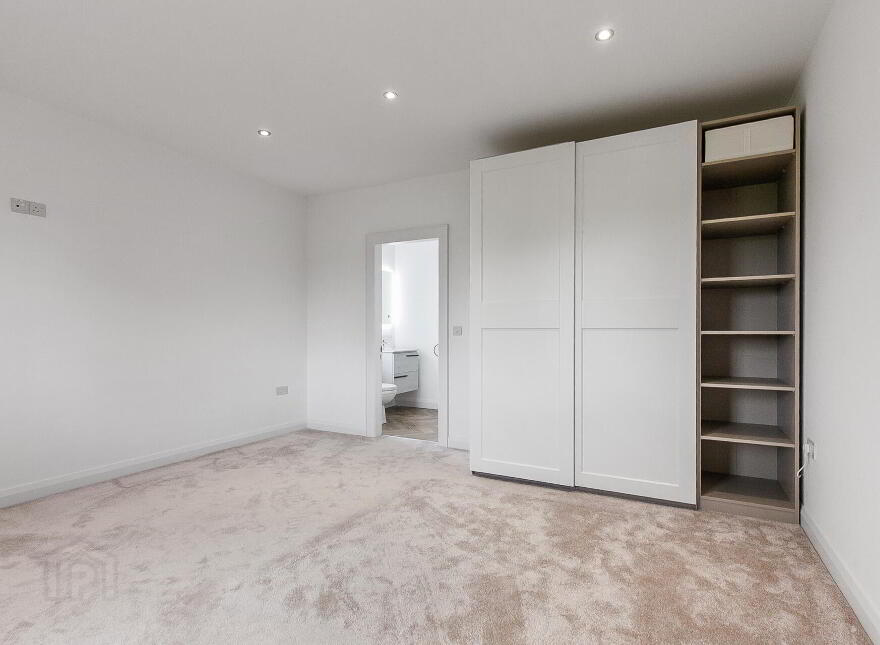 102 Lough Road, Lisburn, BT27 6TT
