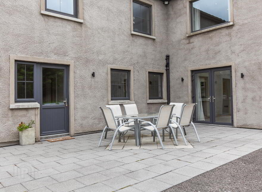 102 Lough Road, Lisburn, BT27 6TT