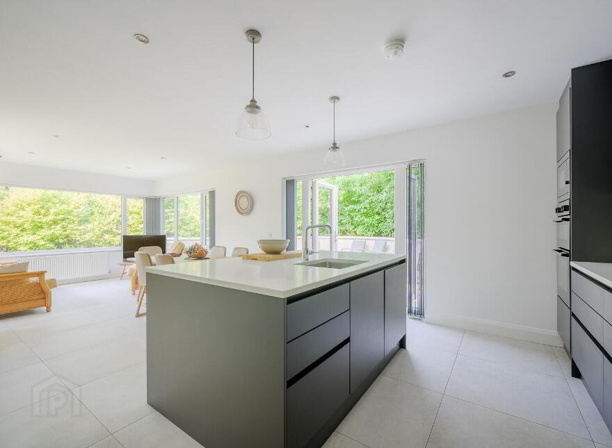 7 Thornhill Parade, Belfast, BT5 7AR