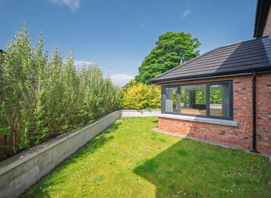 7 Thornhill Parade, Belfast, BT5 7AR