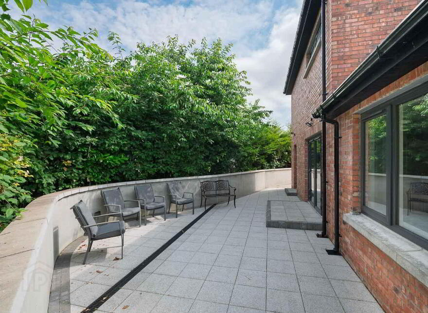 7 Thornhill Parade, Belfast, BT5 7AR
