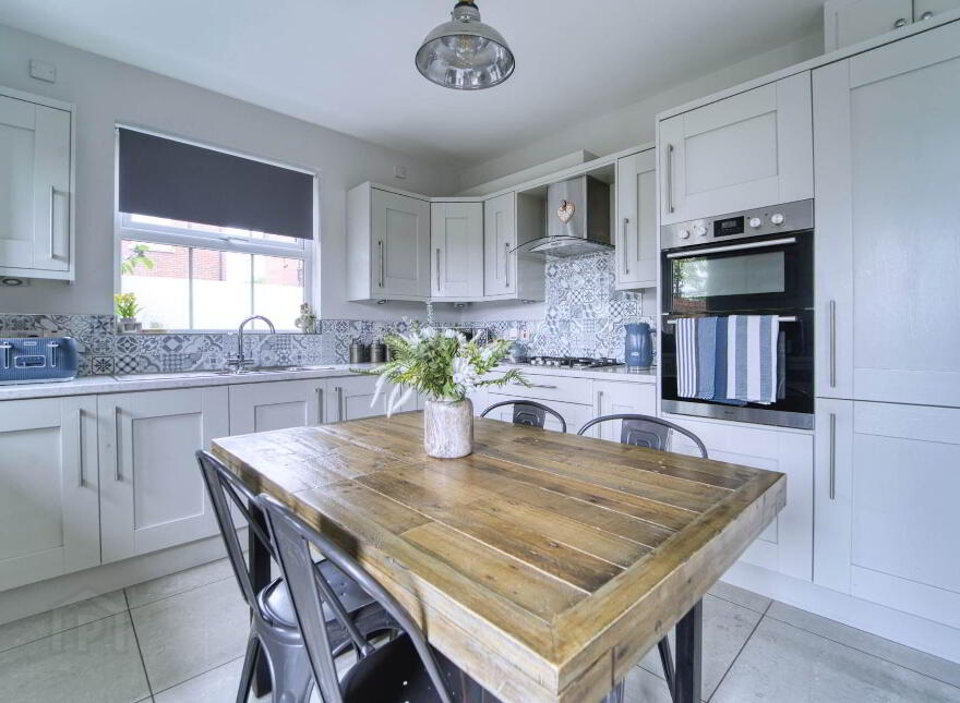 16 Lady Wallace Green, Lisburn, BT28 3NX