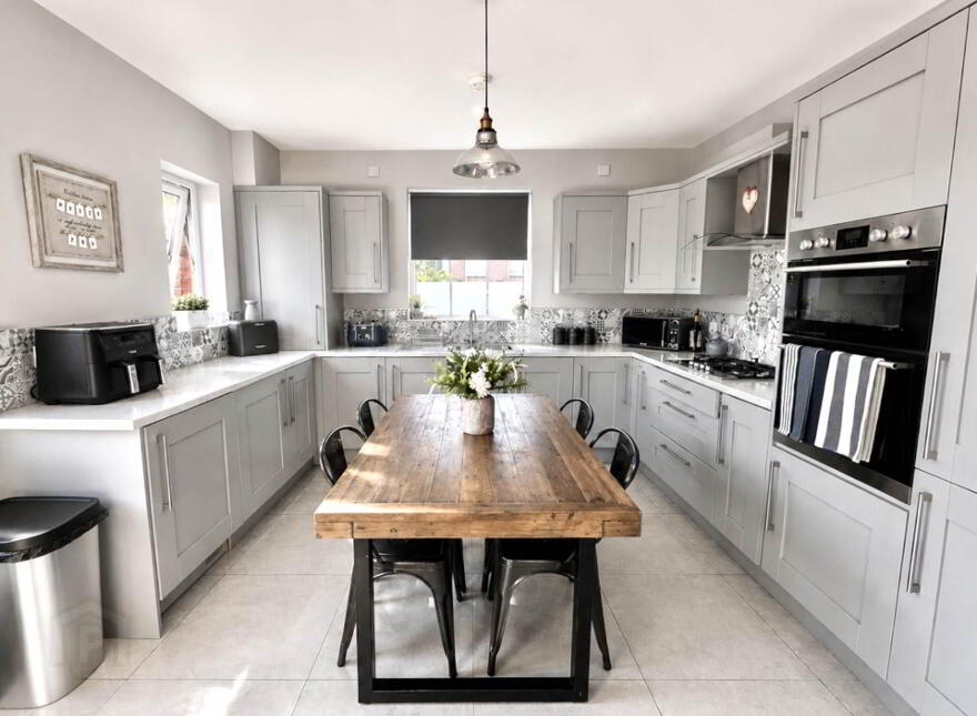 16 Lady Wallace Green, Lisburn, BT28 3NX