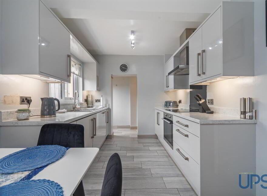2 Rossnareen Avenue, Shaws Road, Belfast, BT11 8LP