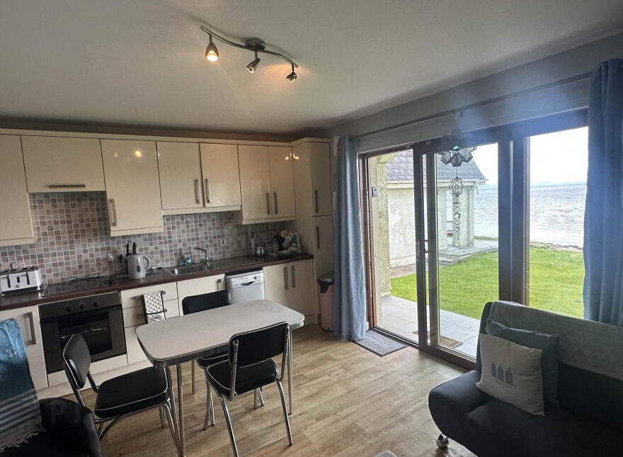 Chalet, Apartment 7 Redcastle Hotel, Redcastle, F93D702