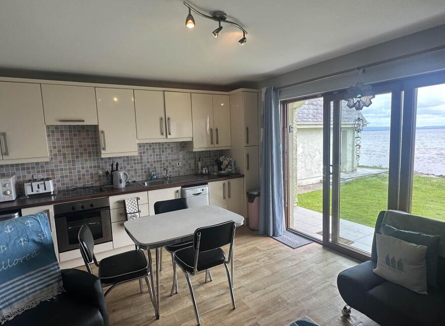 Apartment 7 Redcastle Hotel, Redcastle, F93D702