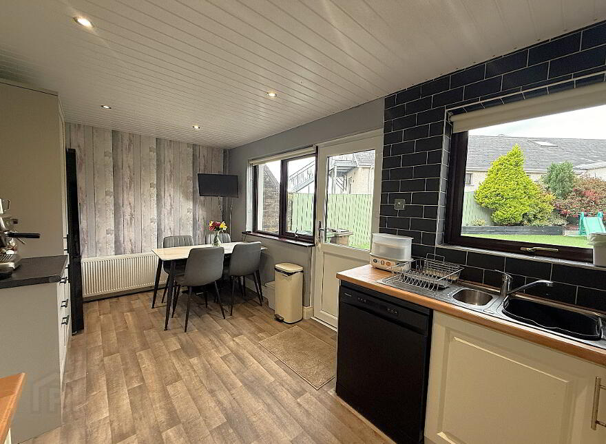 33 St Marks Wood, Lisburn, BT28 3AQ