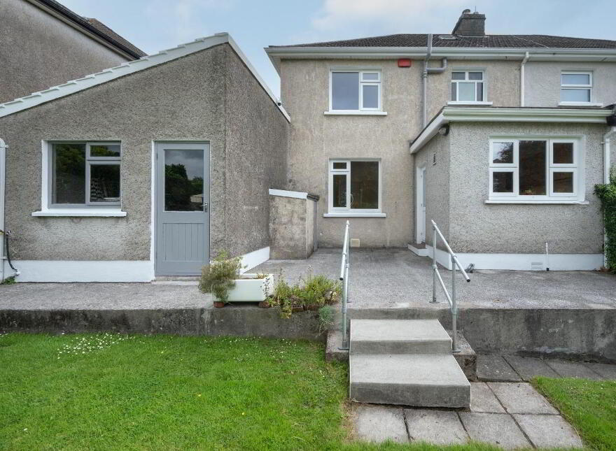 4 Lake Lawn, Douglas, T12T27H