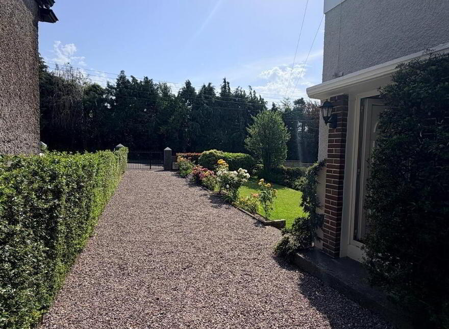4 Lake Lawn, Douglas, T12T27H