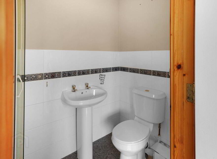 76 Lakeview, The Fair Green, Townparks, H12KD70