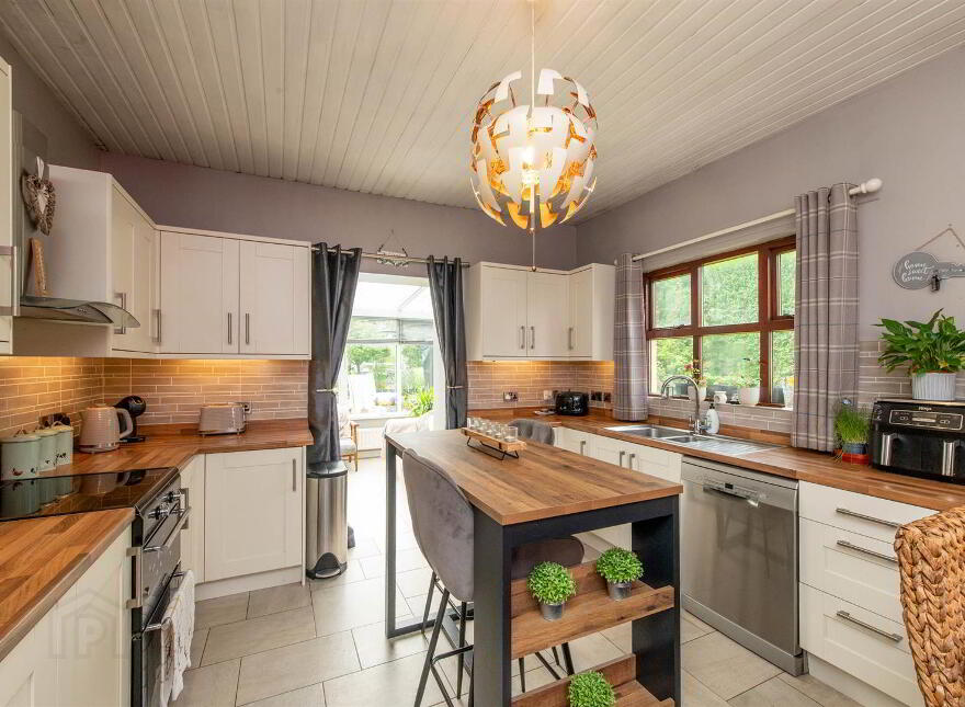 48 Ballymaglave Road, Ballynahinch, BT24 8QB